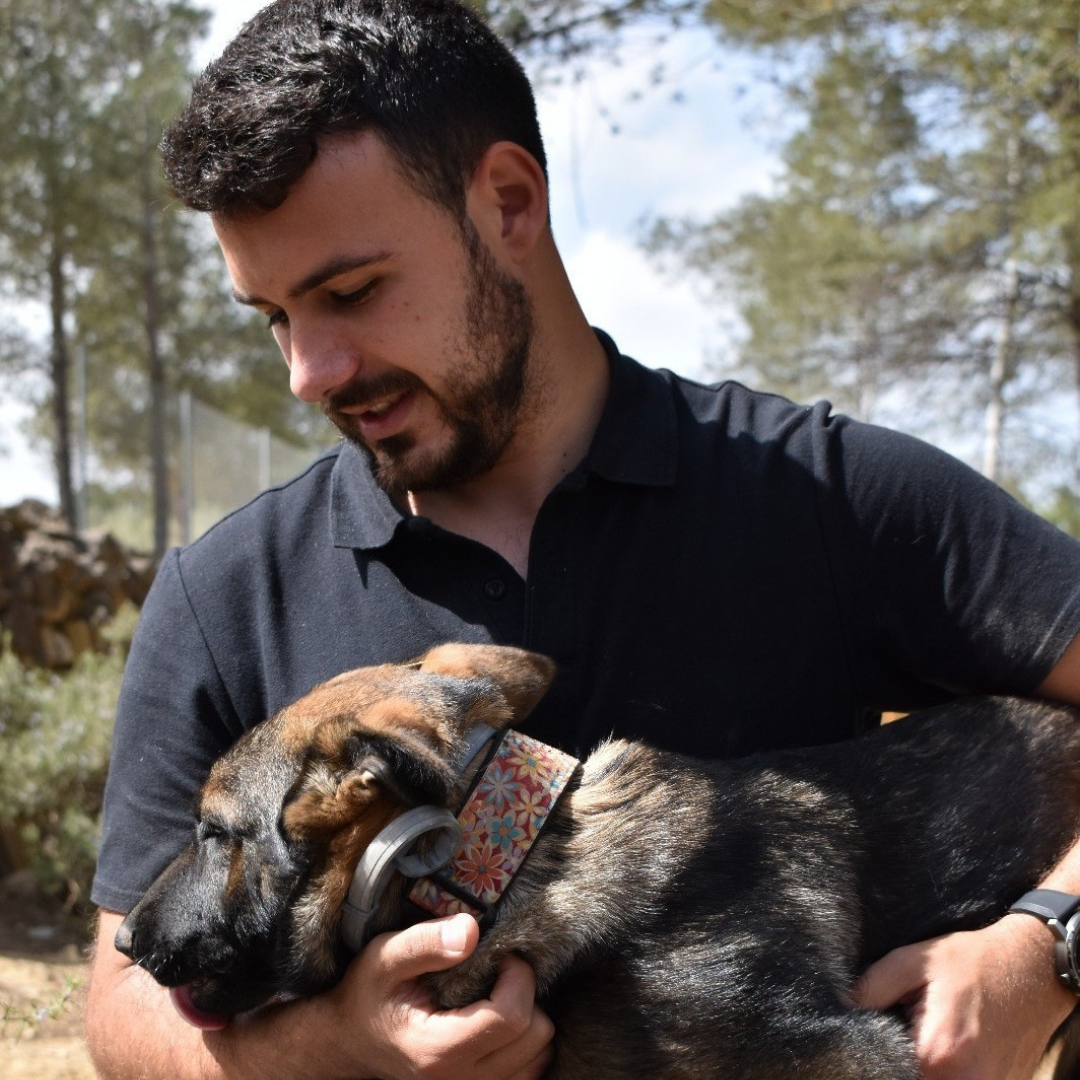 Carlos Orozco con perro