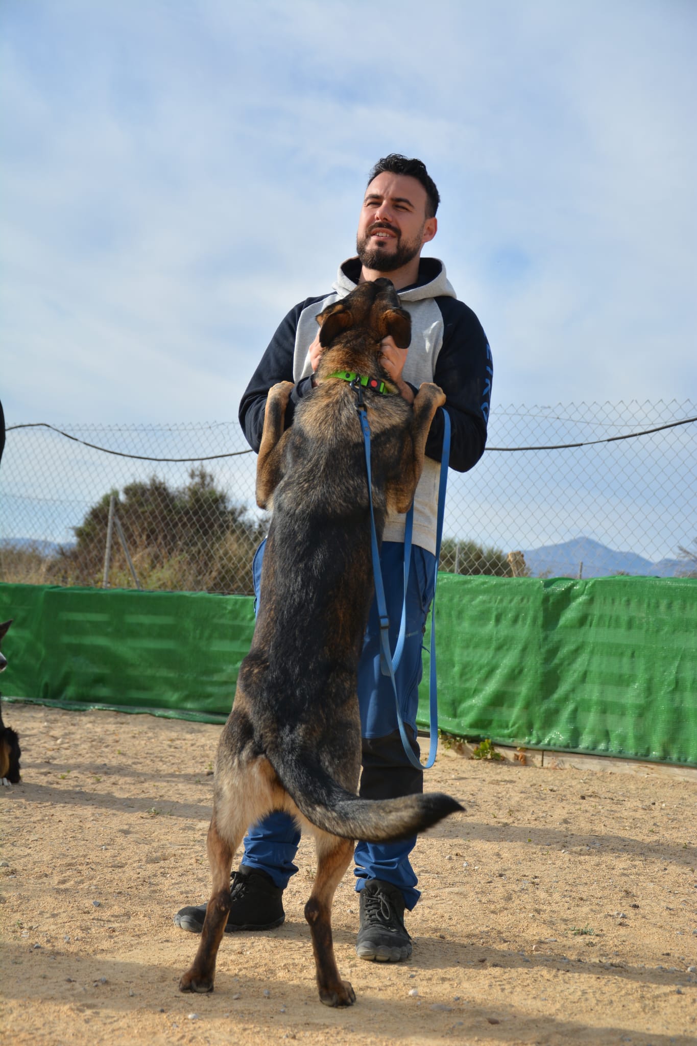 Carlos Orozco trabajando con un perro en Keiko
